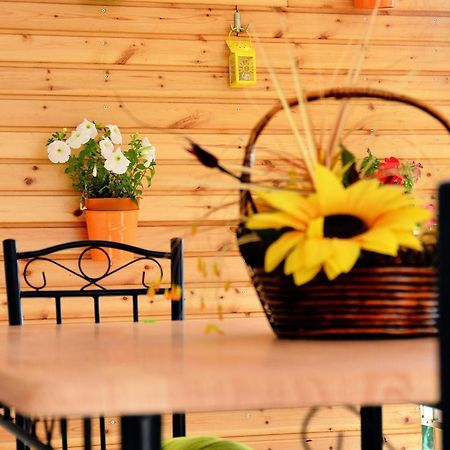 Noble Inn Лутракі Екстер'єр фото